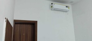 Deluxe Room | Free WiFi, bed sheets - Astha Homestay & Guest House (Mathura)