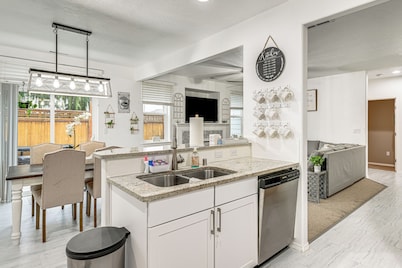 Fenced Yard & Fire Pit! Kennewick Family Retreat