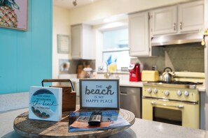 Fridge, microwave, stovetop, dishwasher - Heated Pool & Boat Dock! Port Charlotte Getaway (Port Charlotte)