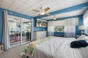4 habitaciones, escritorio y tabla de planchar con plancha 