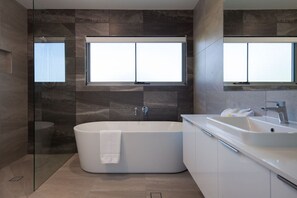 Hair dryer, towels - SeaRenity Coolum Beach (Coolum Beach)