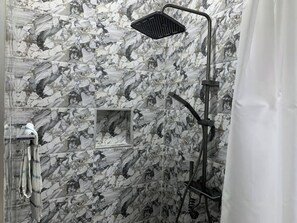 Shower, towels, toilet paper - Tree fort property 2 in North Legon (Accra)