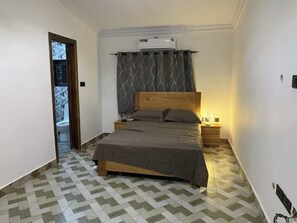 4 bedrooms, iron/ironing board, WiFi, bed sheets - Tree fort property 2 in North Legon (Accra)