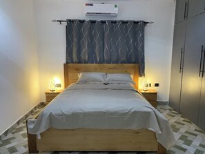 4 bedrooms, iron/ironing board, WiFi, bed sheets - Tree fort property 2 in North Legon (Accra)