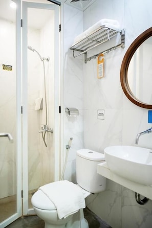 Bathroom - Front One Hotel Sragen (Sragen)