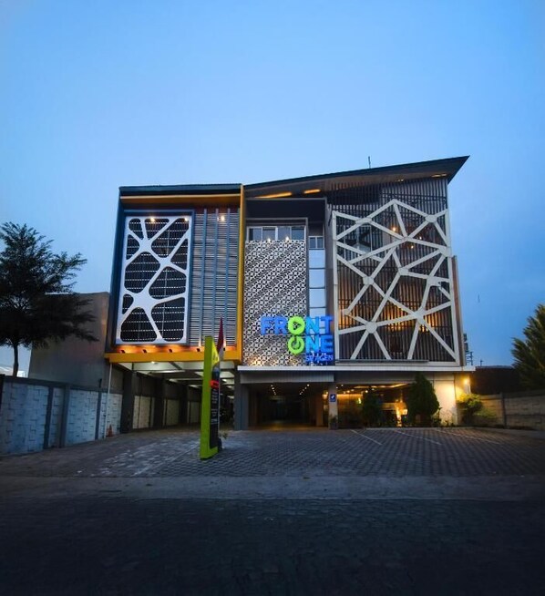 Front of property - Front One Hotel Sragen (Sragen)