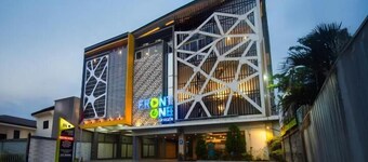 Front One Hotel Sragen