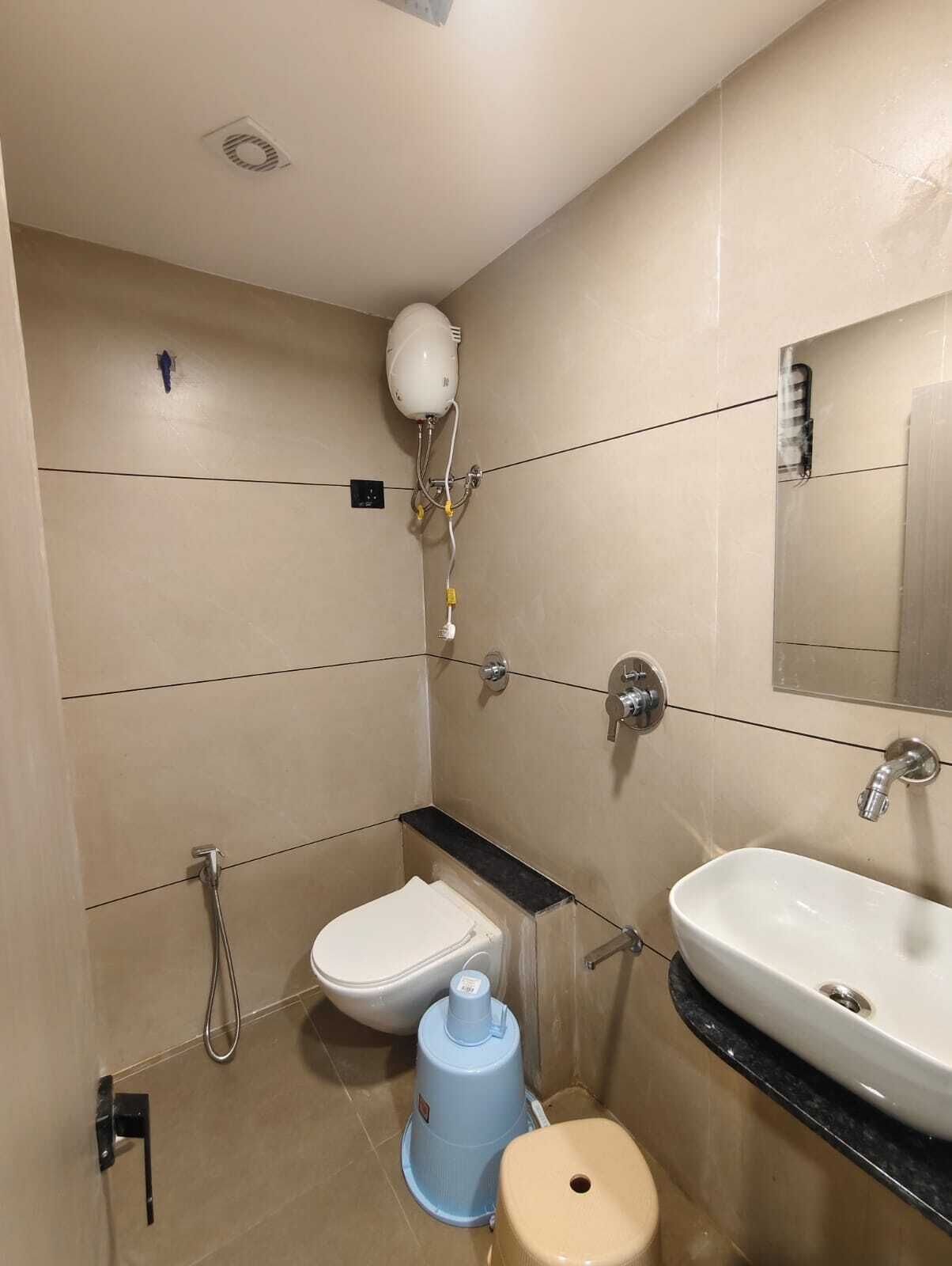 Ein kleines, modernes Badezimmer mit Toilette, Bidet und Waschbecken.