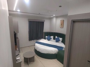 Desk, laptop workspace, free WiFi - Hotel Signature Bopal (Ahmedabad)