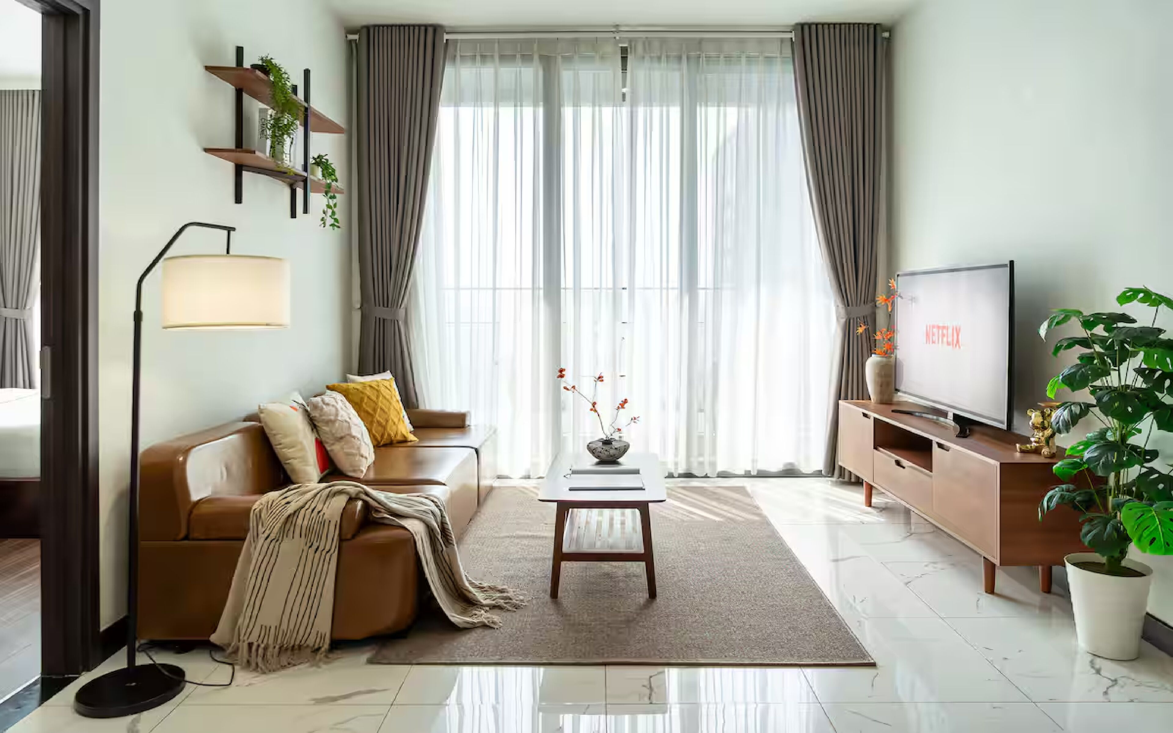 Luksusleilighet, 2 soverom, balkong, byutsikt | Oppholdsområde | En 55-tommers smart-TV med digitale kanaler