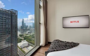 Apartamento superluxo, 2 quartos, sacada, vista para a cidade | Frigobar (abastecido com itens grátis), escrivaninha