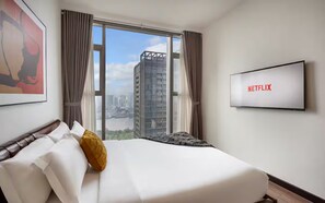 ลักซ์ชัวรี่อพาร์ทเมนท์, 2 ห้องนอน, ระเบียง, วิวเมือง | มินิบาร์ฟรี, โต๊ะทำงาน, พื้นที่ทำงานแบบใช้แล็ปท็อป, ผ้าม่านกันแสง