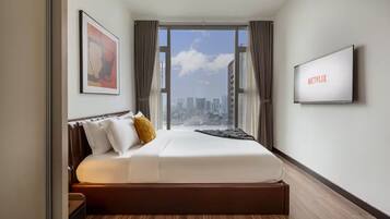 Luksusleilighet, 2 soverom, balkong, byutsikt | Minibar (inkludert), skrivebord og skrivebord for bærbar PC