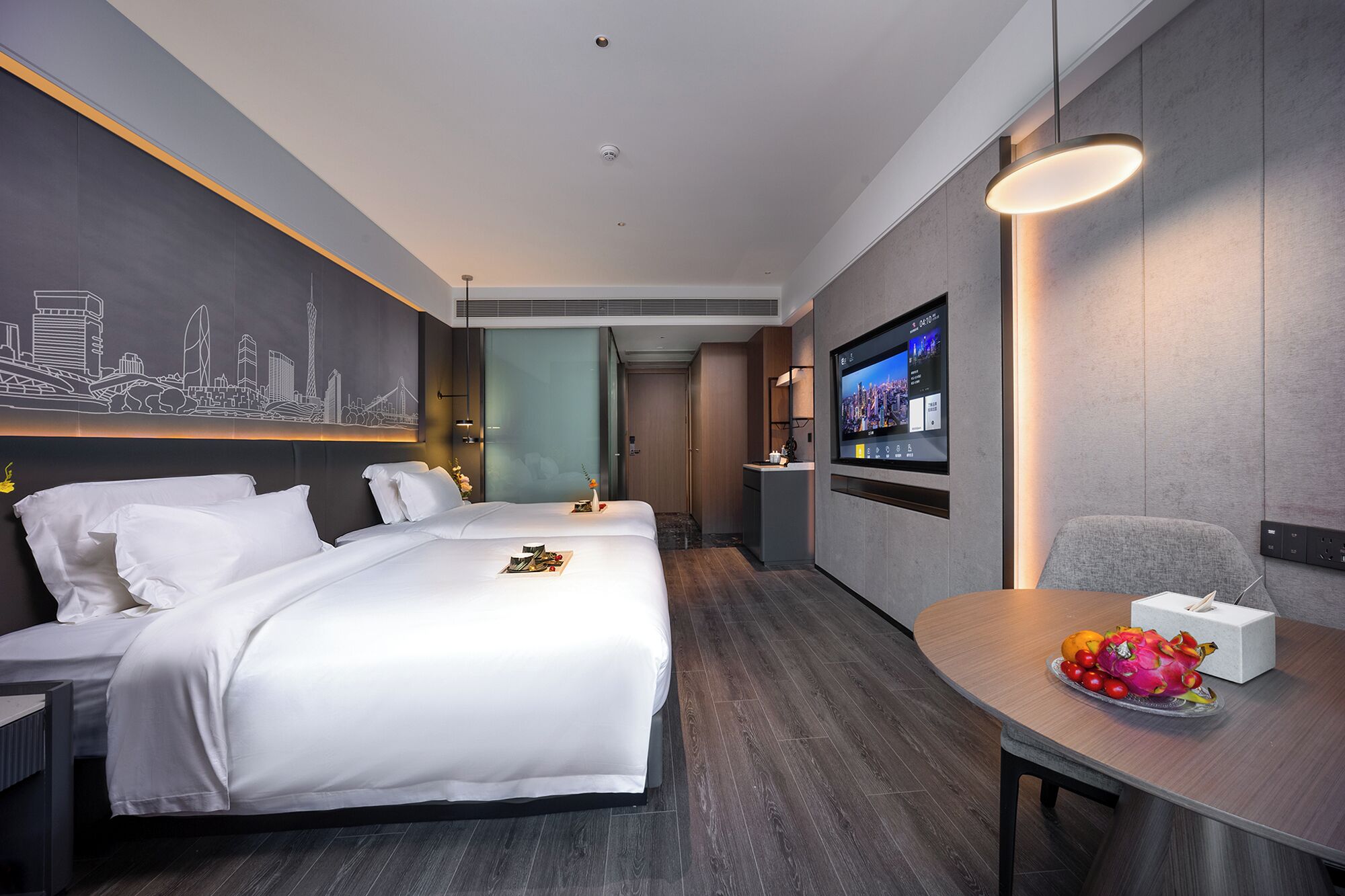 Minibar con artículos gratuitos, decoración personalizada y escritorio 