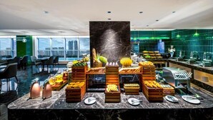 Ein reichhaltiges Buffet mit verschiedenen Speisen und einer Marmorplatte.