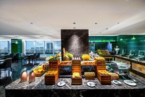 Se ofrece un desayuno bufé (128 CNY por persona)