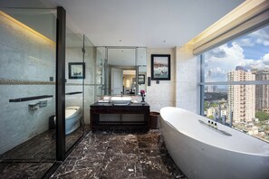 Habitación Confort con 2 camas individuales, Servicio de limpieza, vistas a la ciudad | Baño | Artículos de higiene personal gratuitos, secador de pelo y zapatillas