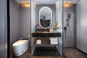 Double Room, 1 King Bed, Housekeeping | Bathroom | Hair dryer, slippers, towels, shampoo - Elegant Hotel Guagnzhou Ersha Island (Guagnzhou)