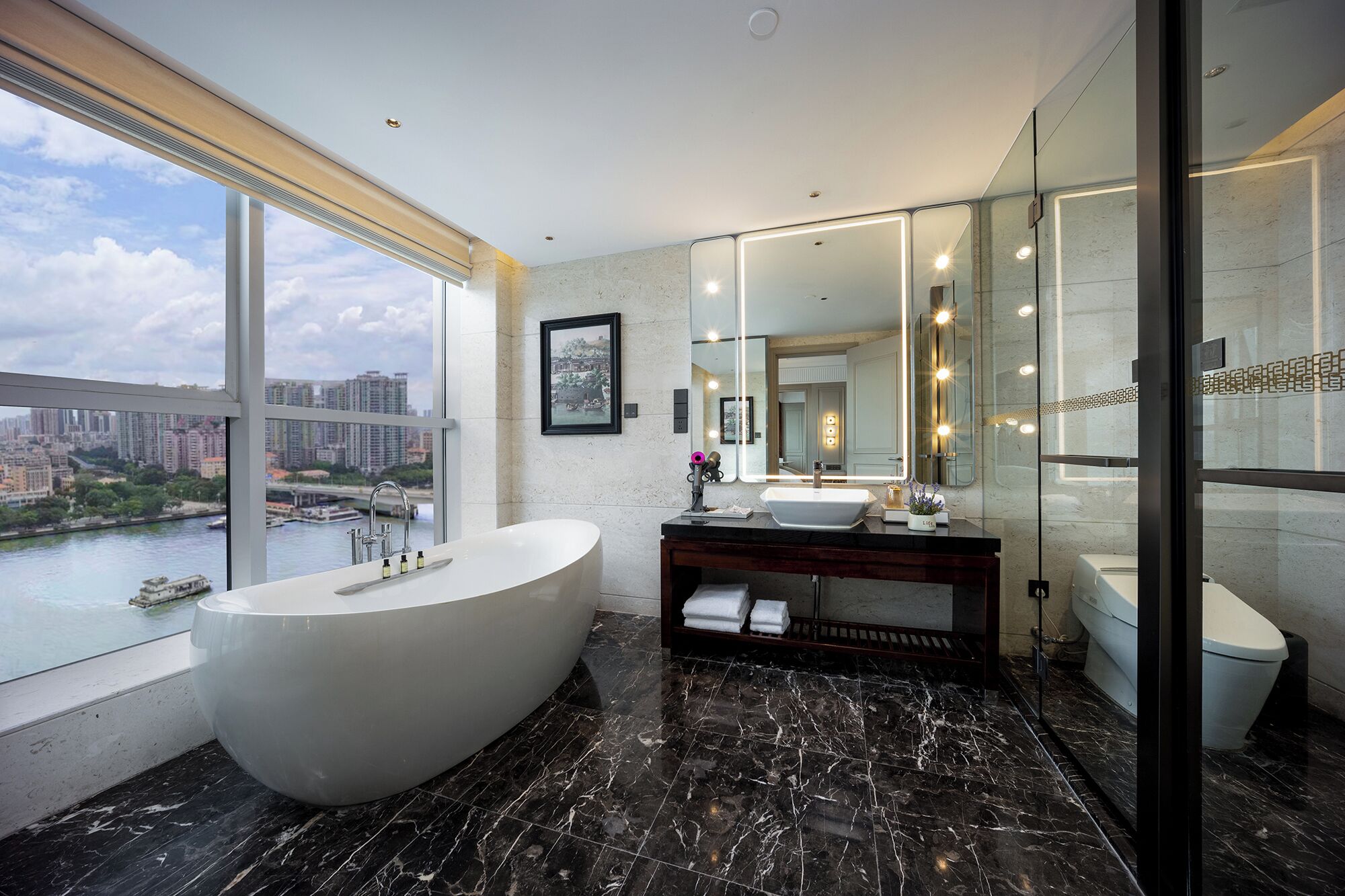 Artículos de tocador gratuitos, secador de pelo, pantuflas, toallas