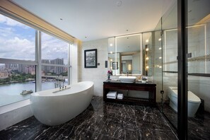 Comfort tweepersoonskamer, 1 kingsize bed, schoonmaakservice, uitzicht op het water | Badkamer | Gratis toiletartikelen, een haardroger, pantoffels, handdoeken