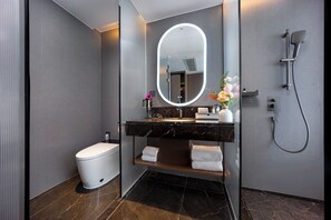 Sèche-cheveux, chaussons, serviettes fournies, shampoing