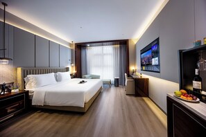 Desk, laptop workspace, blackout drapes, soundproofing - Elegant Hotel Guagnzhou Ersha Island (Guagnzhou)