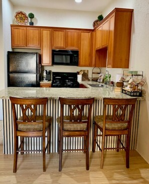 Fridge, microwave, oven, stovetop - Cozy King Size 1-bedroom condo in adorable La Quinta with AC (La Quinta)