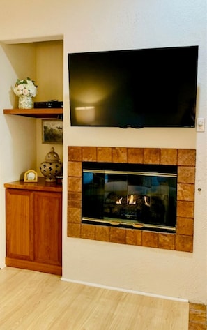 Interior - Cozy King Size 1-bedroom condo in adorable La Quinta with AC (La Quinta)