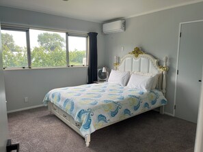 4 chambres, bureau, fer et planche à repasser, lit de bébé portatif