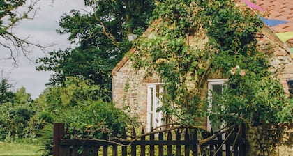 Sparrow Green Farm Cottage - UK50110