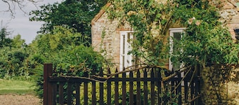 Sparrow Green Farm Cottage - UK50110