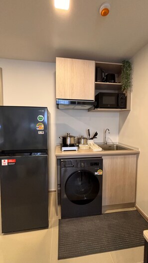 Studio, Pool View | Dapur peribadi | Peti sejuk/penyejuk beku saiz penuh, ketuhar gelombang mikro, dapur 