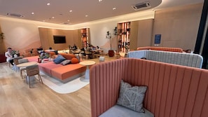 Coin salon dans le hall