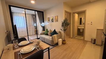 Studio Suite, 2 Bedrooms, City View | Living area