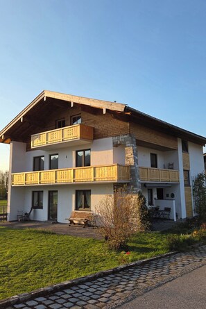 Exterior - Simon vacation apartment, 90 m², 2-6 persons, eat-in kitchen, 3 bedrooms, shower/WC + WC, balcony (Staudach-Egerndach)