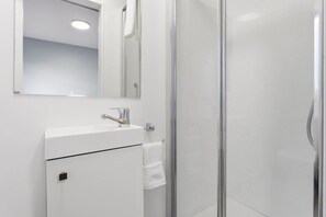 Hair dryer, towels - Central 3BR Parnell Townhome with Secure Parking (Auckland Central)