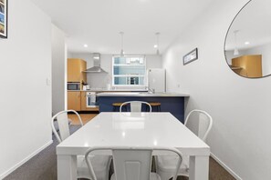 Dining - Central 3BR Parnell Townhome with Secure Parking (Auckland Central)