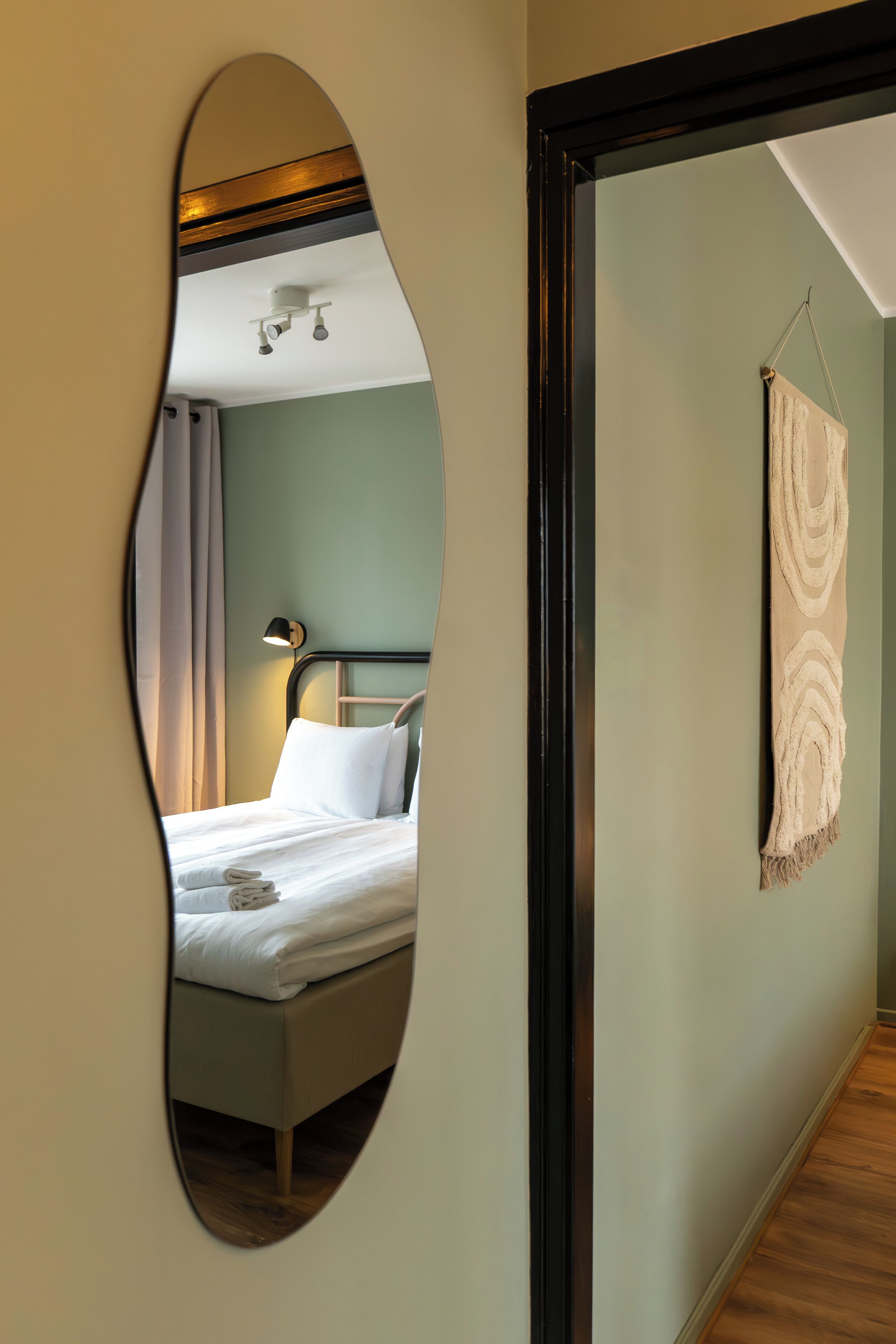 Ropa de cama de alta calidad y espacio para trabajar con laptop 