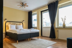 Superior tweepersoonskamer, uitzicht op de stad | Luxe beddengoed, een laptopwerkplek, een strijkplank/strijkijzer