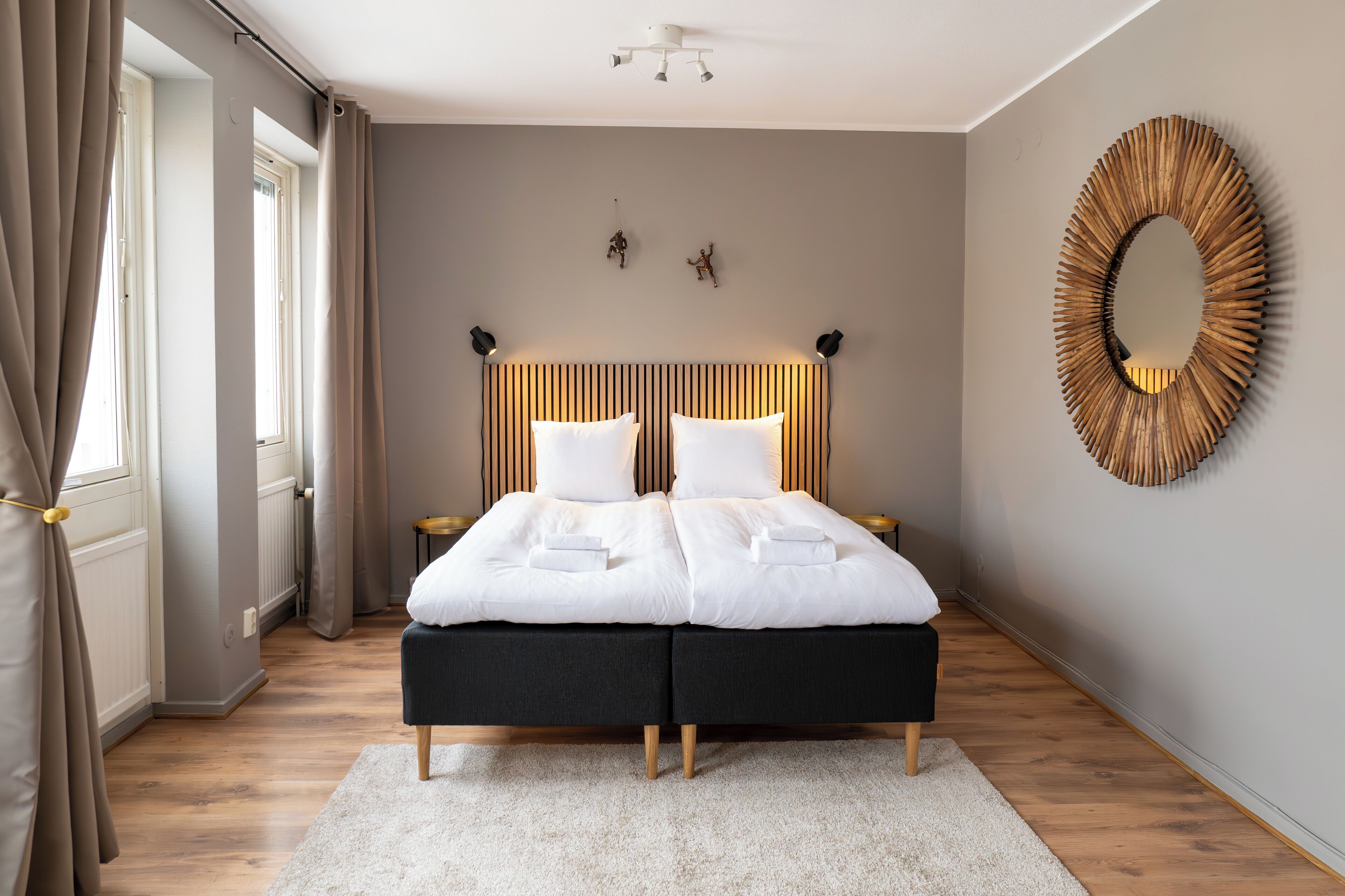 Quarto casal superior, vista para a cidade | Roupas de cama premium, espaço de trabalho para notebook