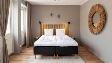 Quarto casal superior, vista para a cidade | Roupas de cama premium, espaço de trabalho para notebook