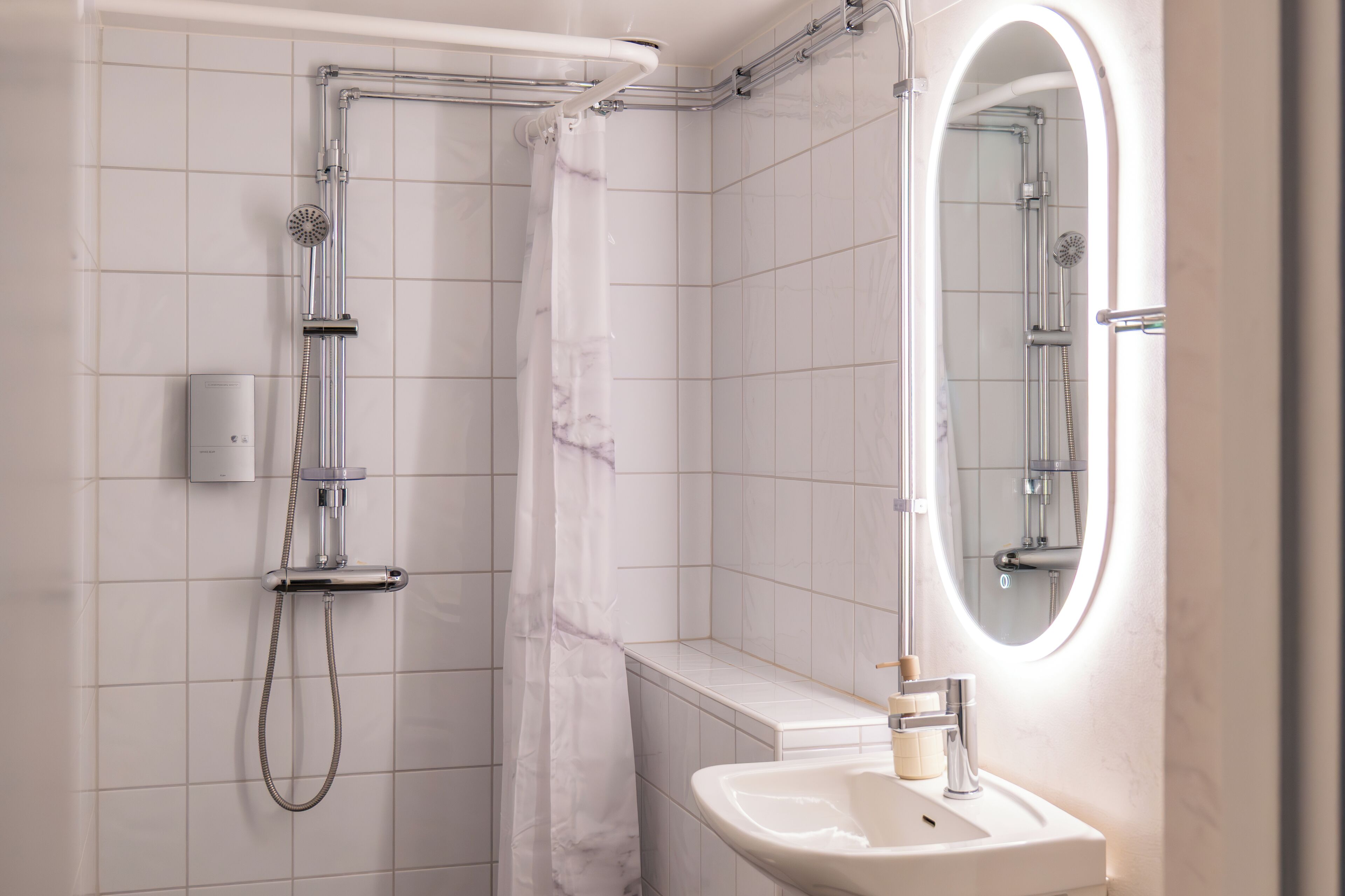 Toalhas de banho, sabonete, shampoo, papel higiênico