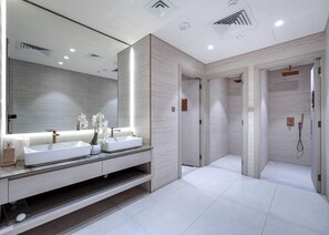 Shower, hair dryer, towels - Free housekeeping visits during your stay - StayShort - Elegant Studio in JVC that Sleeps 2 (Jumeirah Village Circle)