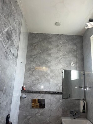 Shower, towels, soap, shampoo - Hotel Rajshree (Hisar)