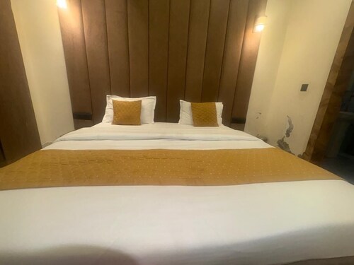 Hotel Rajshree-Near Geetanjali Hospital 