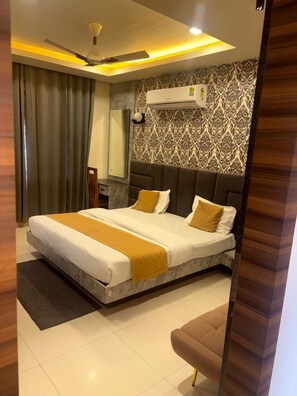 Superior Room | Free WiFi, bed sheets - Hotel Rajshree (Hisar)