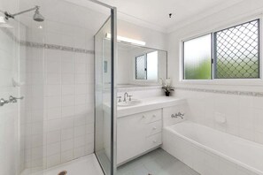 Haartrockner, Handtücher, Seife, Shampoo