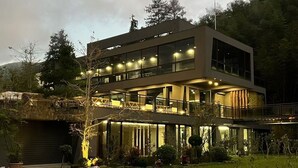 Um edifício moderno de dois andares com janelas amplas e uma varanda.