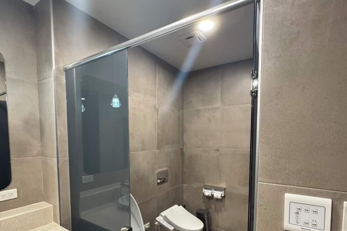 Luxury Quadruple Room | Bathroom | Hair dryer, towels, soap, shampoo