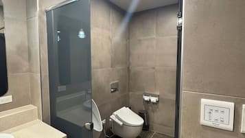 Luxury Quadruple Room | Bathroom | Hair dryer, towels, soap, shampoo